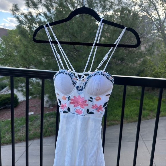 Whimsical White Embroidered Romper | Size 6 - Fits like a US Women’s Small - Picture 5 of 14